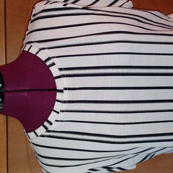 CONCEPTS Short Sleeve Pullover Top - Picture 2 of 8